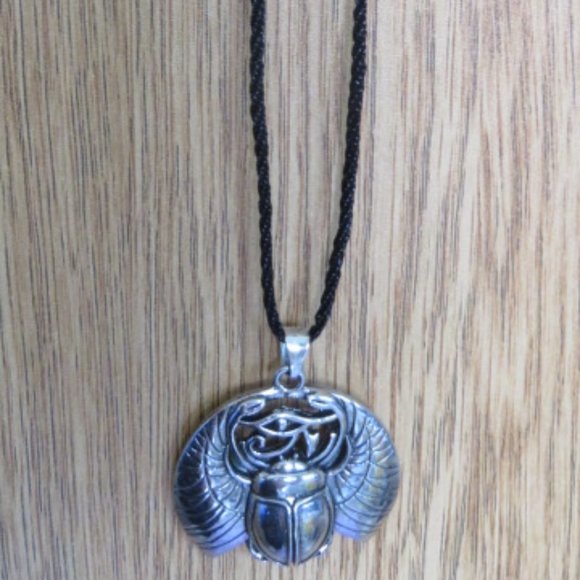 NWOT Egyptian Type SCARAB Pendant Necklace Silver Tone Metal (K225) - Picture 2 of 4